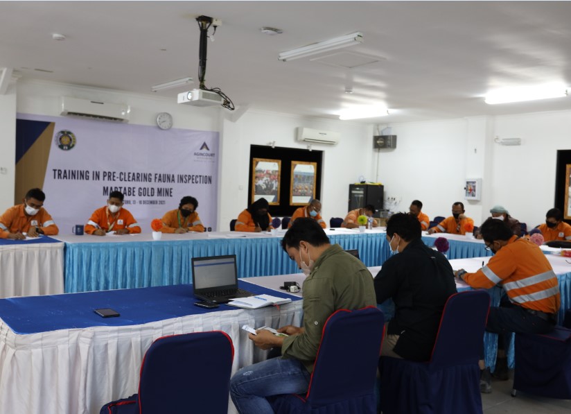 Para peserta Pelatihan Pengecekan Fauna tengah mengikuti pelatihan.