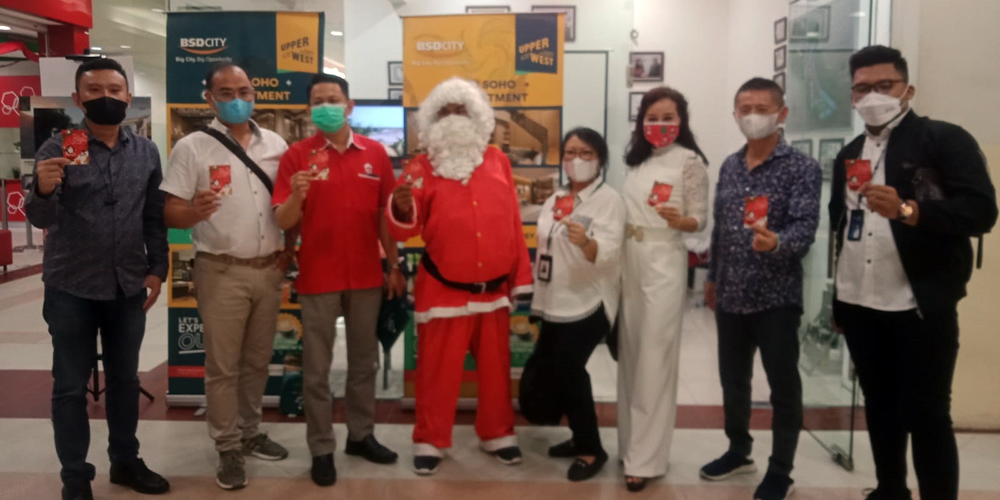 BERSAMA: Perwakilan PT KIN, pelaku usaha properti, jajaran PT PII dan Keluarga Besar Yap diabadikan bersama di depan Kantor PT PII Lantai I Plaza Medan Fair,  Selasa (21/12). ist/sumut pos.