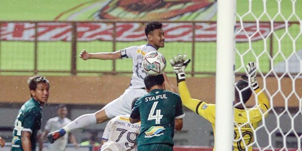 KEMELUT: Pemain PSIM Jogjakarta menciptakan kemelut di depan gawang PSMS yang dikawal Abdul Rohim, tadi malam. Laga ini berakhir dengan skor kacamata 0-0.