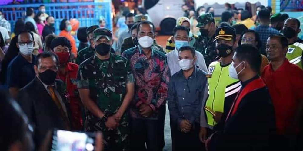 PANTAU: Wali Kota Tebingtinggi Umar Zunaidi Hasibuan (tengah) bersama Forkompinda foto bersama di sela-sela pengecekan keamanan di sejumlah gereja dan pos pam Kota Tebingtinggi, Sabtu (25/12) malam.sopian/SUMUT POS.