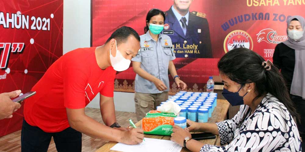 TES URINE: Pegawai Rutan Kelas I Medan, mengikuti tes urine agar terbebas dari penyelalahgunaan narkoba, Jumat (3/12).