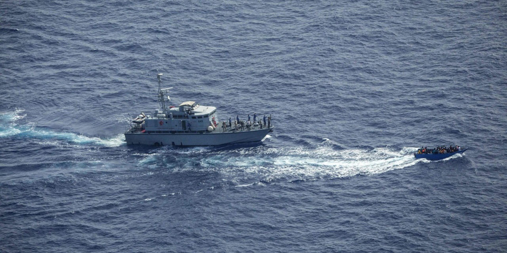 PENCARIAN:  Tim SAR Malaysia saat  melakukan pencarian korban dengan menurunkan kapal SAR, unit speedboat dan helikopter untuk memantau dari udara. Sebanyak 11 korban WNI meninggal dunia dan 29 masih hilang.