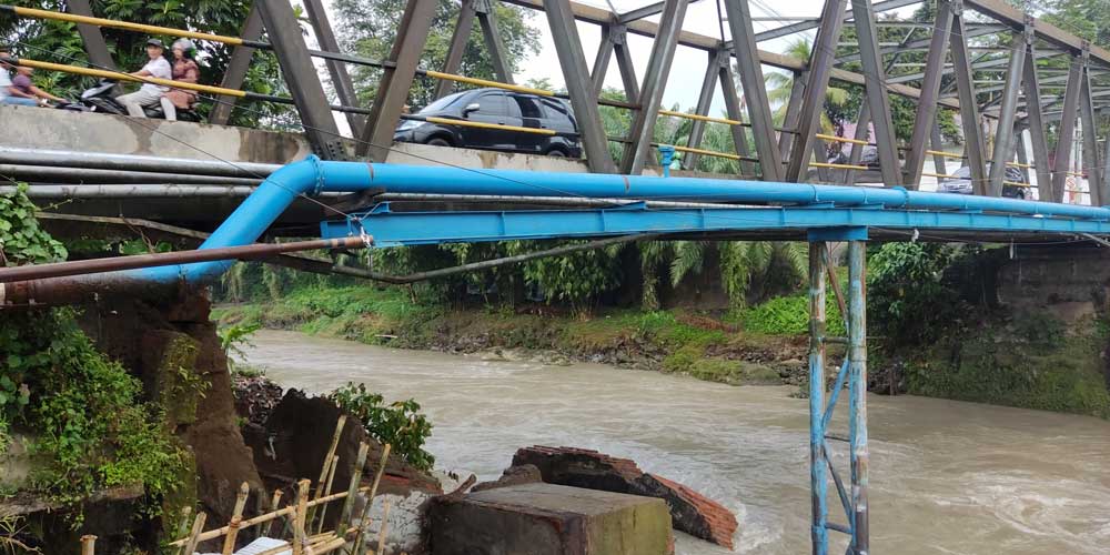 RUBUH: Pondasi Jembatan Bandar Senembah atau  Titi Besi, rubuh tergerus arus Sungai Bingai akibat cuaca buruk. Teddy Akbari/Sumut Pos.