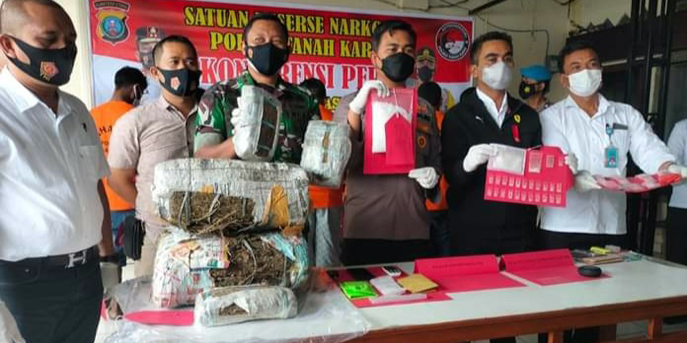 PAPARAN: Kapolres Tanah Karo AKBP Yustinus Setyo, didampingi Wakil Bupati Karo Theopilus Ginting, saat memaparkan tangkapan narkoba.
