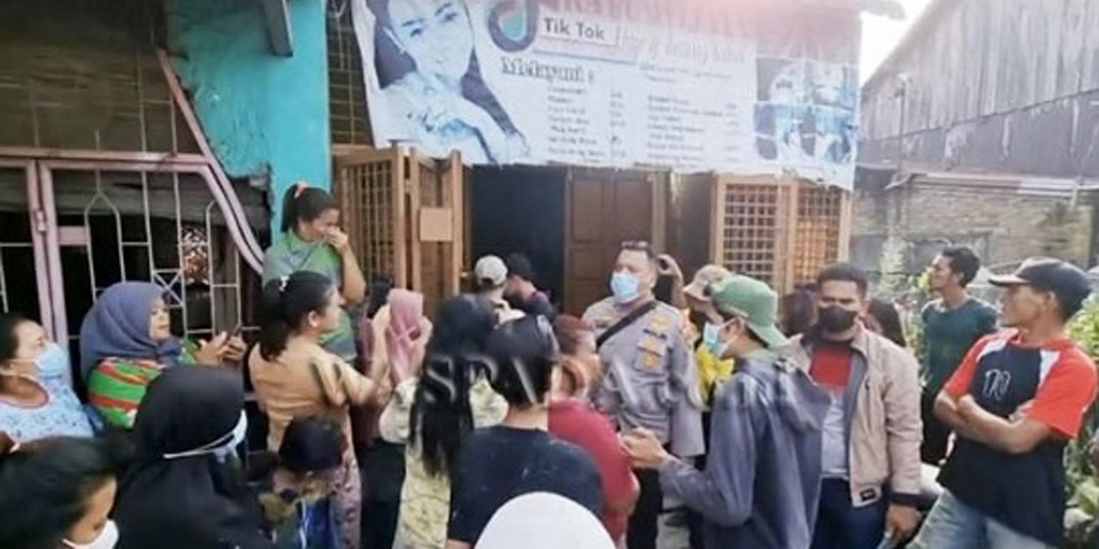 UNJUKRASA: Sejumlah emak-emak di Pekan Labuhan, Kecamatan Medan Labuhan berunjukrasa meminta aparat kepolisian menutup salon yang diduga jadi tempat mesum.istimewa/sumut pos.