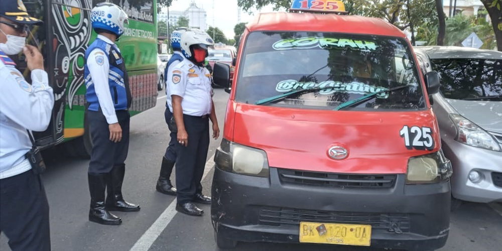 RAZIA: Personel Dishub Kota Medan saat menggelar razia terhadap sopir angkot di Kota Medan, baru-baru ini. Razia ini, buntut dari kecelakaan antara kereta api dengan angko, yang belakangan diketahui sopir angkot merupakan pengguna narkoba.