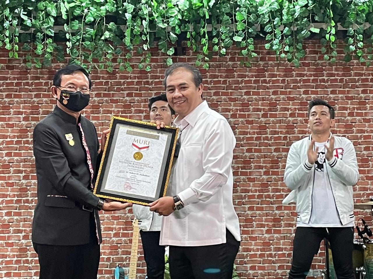 REKOR MURI: Senior Manager MURI, Yusuf Ngadri (kiri) memberi penghargaan Rekor Dunia dari Museum Rekor Dunia Indonesia (MURI) kepada Sukur H Nababan, yang juga salah Tokoh Batak dan Anggota DPR Fraksi PDI Perjuangan atas prakarsanya membuat Lomba Cipta La