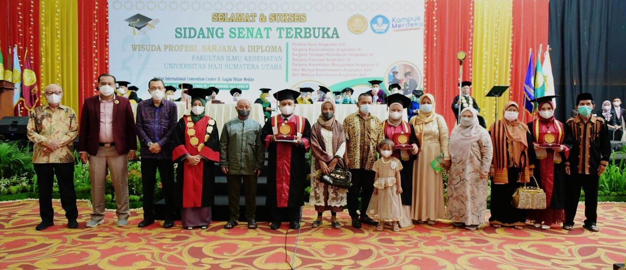 TERBAIK: Dari kiri dr H MP Siregar SKM, Mashur Al Hazkiyani SKp Ns, Prof Dr Ibnu Hajar Damanik MSi, Dr Hj Masdalifa Pasaribu SKep Ns SKM MKes, wisudawan/ wisudawati terbaik Universitas Haji Sumatera Utara  dan dr Hj Fatni Sulani DTM&H MSi.