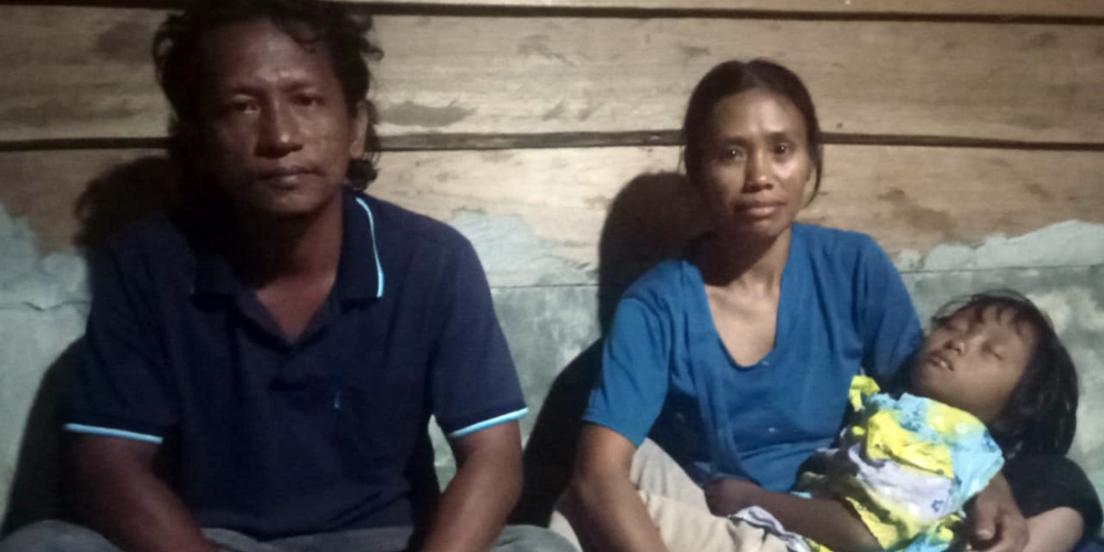 RUDY SITANGGANG/SUMUT POS. Josua Saragih didampingi istri Sinur boru Manik korban pengusiran karena ikut mendukung PT DPM.