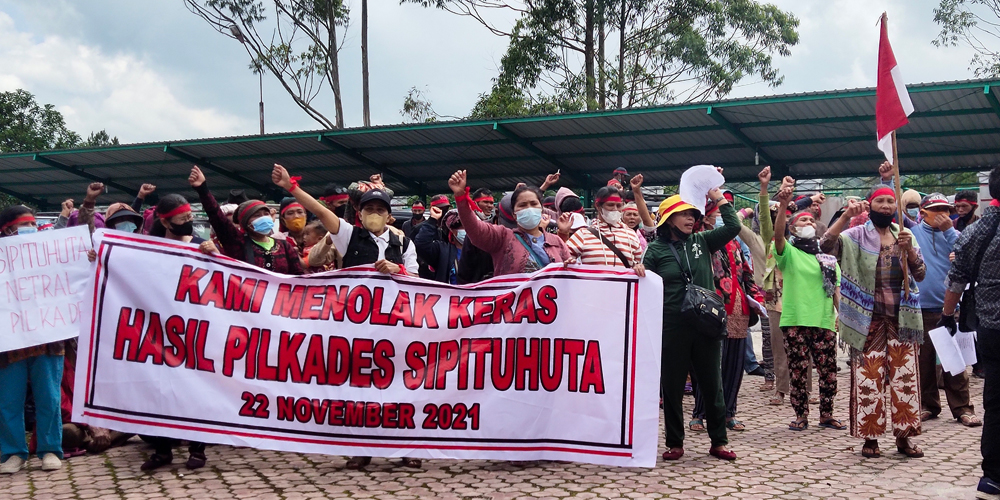 TUNTUTAN: Massa pendukung calon kades nomor urut 3 minta DPRD membatalakan Pilkades Sipituhuta di Halaman Kantor DPRD Humbahas, Kamis (9/12) .