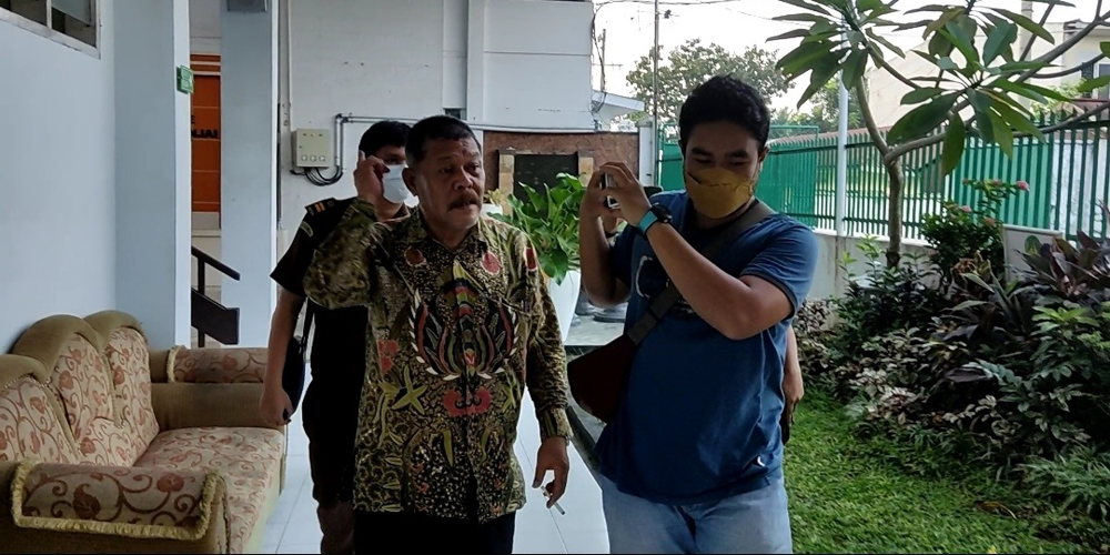 PERIKSA: Kadishub Binjai, Syahrial ogah berkomentar usai diperiksa dan ditahan oleh penyidik di Lapas Binjai.Teddy Akbari/Sumut Pos.