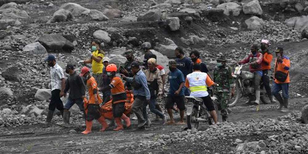 EVAKUASI:  TIM Badan Nasional Penanggulangan Bencana (BNPB) bersama warga mengevakuasi jenazah korban erupsi gunung Semeru di Desa Kajar Kuning dan Curah Kobokan, Kecamatan Candipuro, Lumajang, Minggu (5/12).