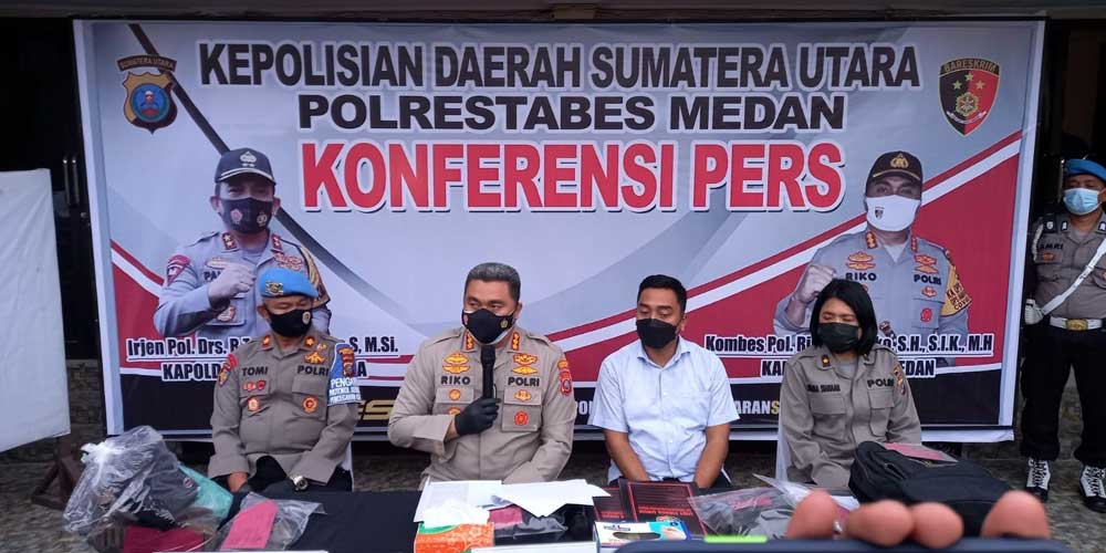 PAPARKAN:Polrestabes memaparkan pengungkapan kasus pembunuhan sopir taksi online di Mapolrestabes Medan, Kamis (2/12).m idris/sumut pos.