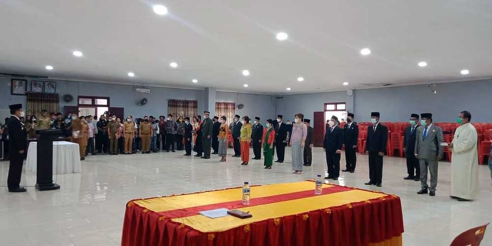 DILANTIK: Bupati Nisel Hilarius Duha saat melantik dan mengambil sumpah para pejabat Pimpinan Tinggi Pratama.EURISMAN/SUMUT POS.