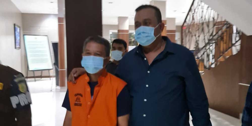 DIGIRING: Tersangka FSN saat digiring petugas ke Kantor Kejati Sumut.