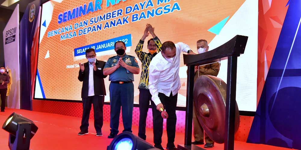PUKUL GONG: Gubsu Edy Rahmayadi memukul gong tanda dibukanya seminar nasional Bencana dan Sumber Daya Manusia, Masa Depan Anak Bangsa.