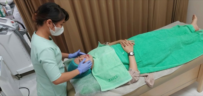 Treatment wajah dengan teknik IPL Rejuvenation di ZAP Clinic, Jalan Iskandar Muda, Medan.