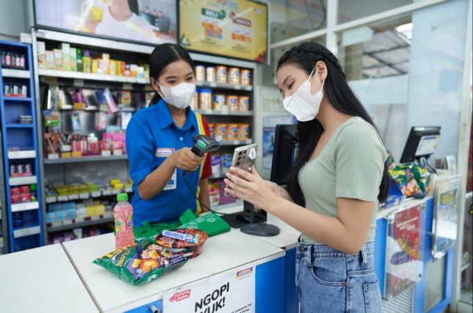Konsumen sedang berbelanja di Indomaret pakai GoPay.