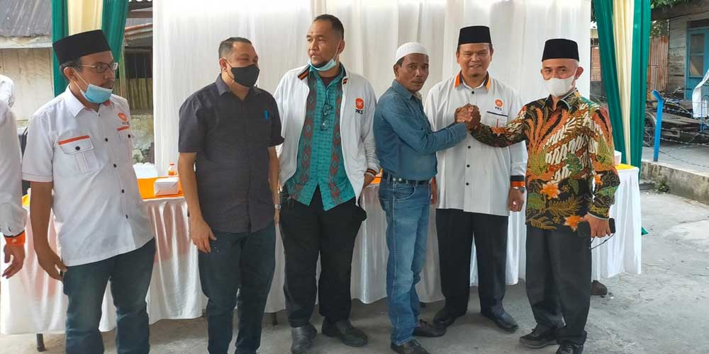 BERSAMA: Anggota DPRD Medan dari Fraksi PKS, Irwansyah diabadikan bersama peserta Sosialisasi Perda Nomor 16 Tahun 2011, di Jalan Pahlawan, Kecamatan Medan Perjuangan, Sabtu (15/1).