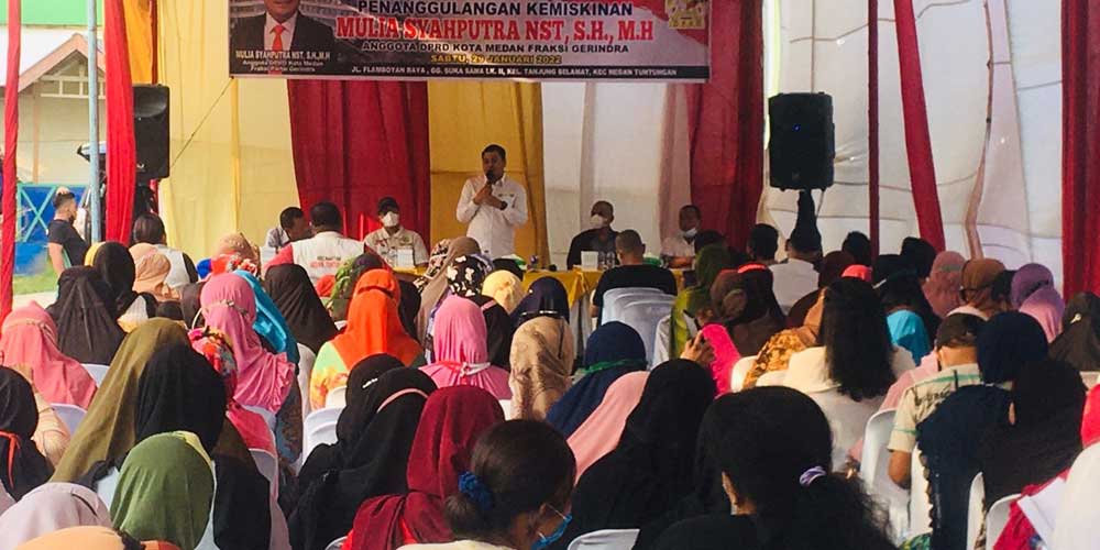 SOSIALISASI:  Mulia Syahputra Nasution saat sosialisasi Perda Tentang Penanggulangan Kemiskinan  di Jalan Flamboyan Raya,  Medan Tuntungan.