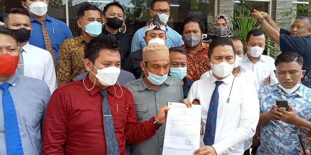 Konferensi Pers: Pelatih Biliar Nasional Sumatera Utara (Sumut), Khairuddin Aritonang alias Choki didampingi Kuasa Hukumnya, Teguh Syuhada Lubis dan Gumilar Aditya Nugroho saat konferensi pers bersama sejumlah wartawan, usai membuat laporan, ke Mapolda Su