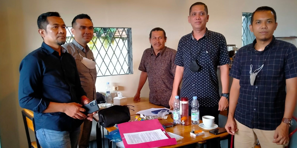 BERI KETERANGAN: Tim kuasa hukum PT SBP saat memberikan keterangan kepada wartawan di Binjai.
