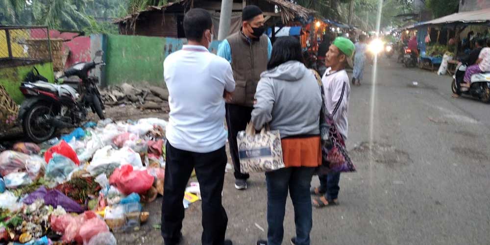 BERBINCANG: Kepala Disnaker Perindag Kota Binjai, Hamdani Hasibuan, saat berbincang dengan pedagang di Pasar Tavip Kota Binjai.TEDDY AKBARI/SUMUT POS.
