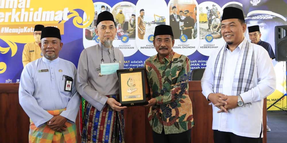 CENDERMATA: Wali Kota Dumai, H Paisal (dua dari kiri) menyerahkan cenderamata kepada Wali Kota Binjai, H Amir Hamzah (dua dari kanan) saat berkunjung ke Dumai dalam rangka melihat Dumai Islamic Center.