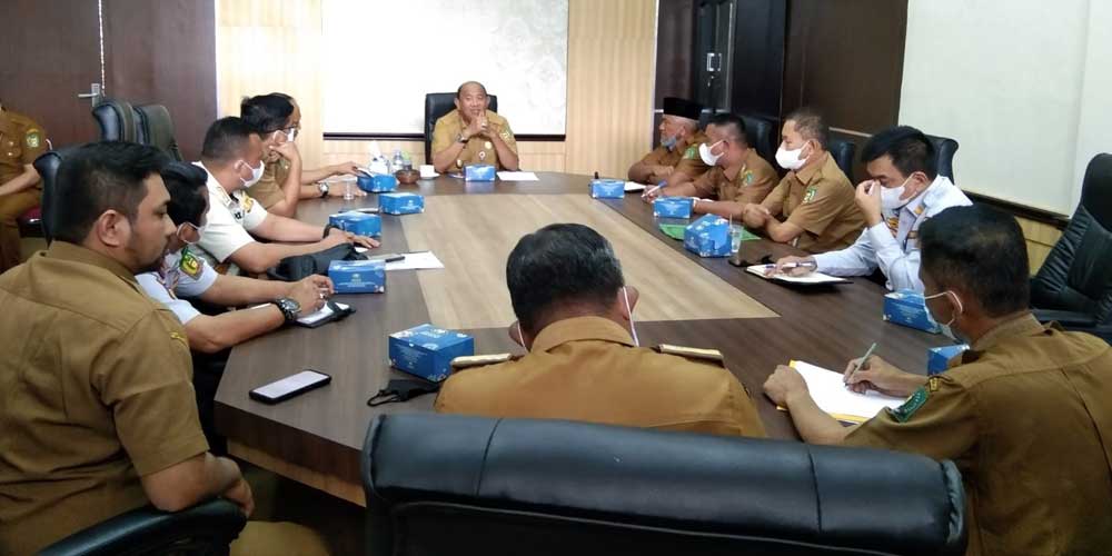 PIMPIN: Plt Bupati Langkat H Syah Afandi memimpin Rapat Koordinasi Pembentukan Tim Kebersihan Lingkungan Kota Pangkalanbrandan, Senin (24/1).