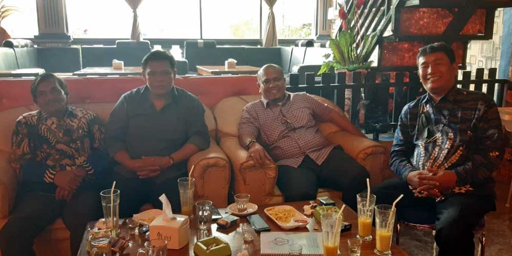 BERFOTO. Anggota DPRD Dairi, Bona Sitindaon (kiri), Kian Munthe (kanan) bersama dua anggota DPRK Aceh Tenggara, Gabe Martua Tambunan dan Arnold.RUDY SITANGGANG/SUMUT POS.