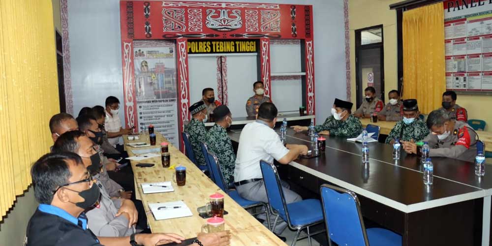 TERIMA: Kapolres Tebingtinggi AKBP M Kunto Wibisono menerima silatuhrami dan kunjungan pengurus MUI Tebingtinggi.SOPIAN/SUMUT POS.