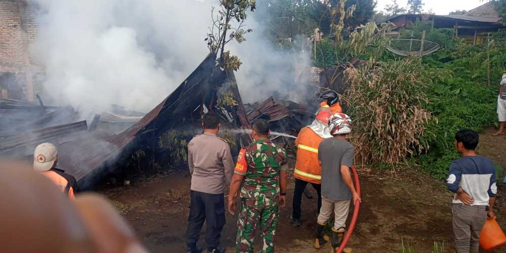 TERBAKAR: Rumah Sadia Sitanggang di Desa Pegagan Julu 1, kecamatan Sumbul, Kabupaten Dairi, hangus terbakar, Minggu (16/1).