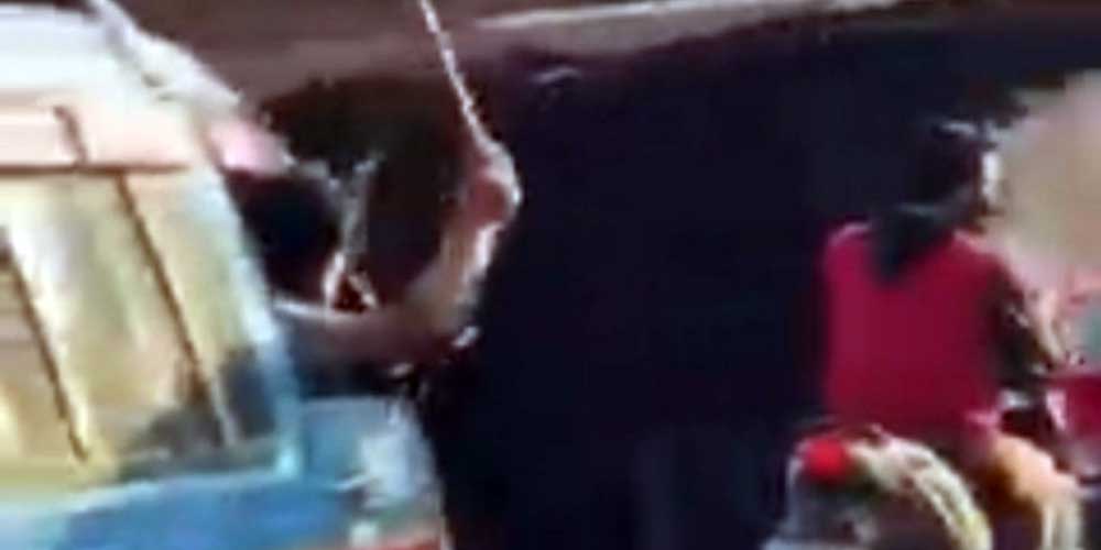 ACUNG: Potong video sopir angkot sedang mengacungkan kunci roda, di Jalan Flamboyan, beberapa waktu lalu.istimewa/sumut pos.