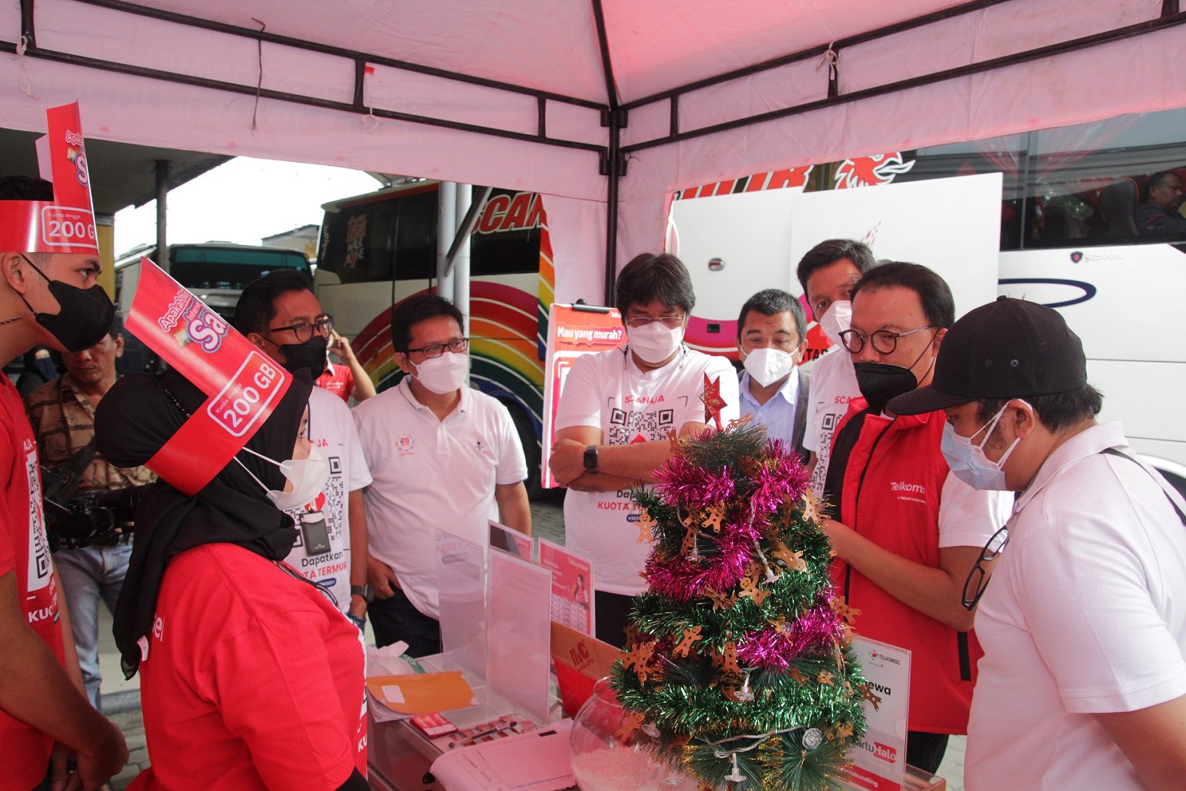 Direktur Network Telkomsel Nugroho (kedua dari kanan) meninjau langsung kesiapan booth Telkomsel dalam memberikan layanan di salah satu terminal transportasi untuk  menyambut momen Natal dan Tahun Baru (NARU 2021/2022).