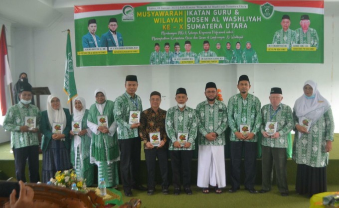 DEDDI MULIA PURBA/SUMUT POS IGDA SUMUT: Ketua Umum IGDA Dr Dedi Iskandar Batubara MSP (4 kanan) bersama peserta musyawarah wilayah IGDA Sumut di Aula PW Al-Washliyah Sumut, Sabtu (8/1).