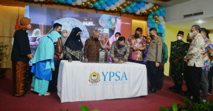 PRASASTI: Tokoh nasional H Irman Gusman SE MBA didampingi H Sofyan Raz Ak MM dan Dr Parlindungan Purba SH MM  menandatangani prasasti peresmian Jamaliah Building serta Re-opening Raz Museum & Gallery.DEDDI MULIA PURBA/SUMUT POS .