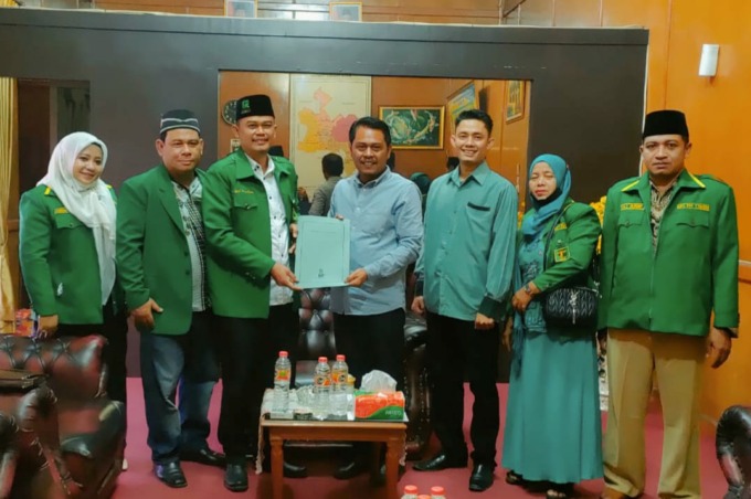 SERAHKAN: Ketua DPC PPP Kota Tebingtinggi, Abdul Firman, saat menyerahkan titipan aspirasi umat Islam Kota Tebingtinggi kepada Ketua DPRD Tebingtinggi, Basyaruddin Nasution.