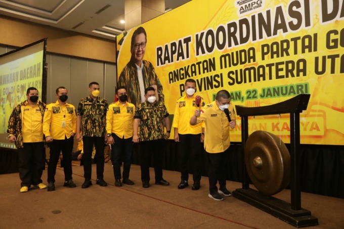 BUKA: Wakil Ketua DPP Partai Golkar Bidang Penggalangan Strategis Erwin Aksa didampingi Ketua DPD Partai Golkar Sumut Musa Rajekshah dan lainnya saat membuka Rakorda AMPG Sumut di Hotel Santika, Medan, Sabtu (21/1/2022). (IST).