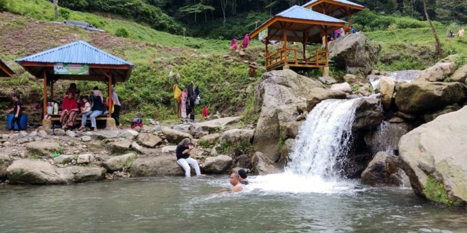 BERMAIN: Para pengunjung bermain di air terjun kecil yang mengalir ke kolam pada Pamah View, Dusun Pamah Semelir, Desa Telagah, Sei Bingai, Langkat.TEDDY AKBARI/SUMUT POS.
