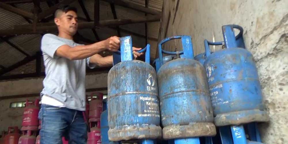SUSUN: Pekerja sedang menyusun tabung gas LPG 12 Kg sebelum didistribusikan kepada masyarakat. 