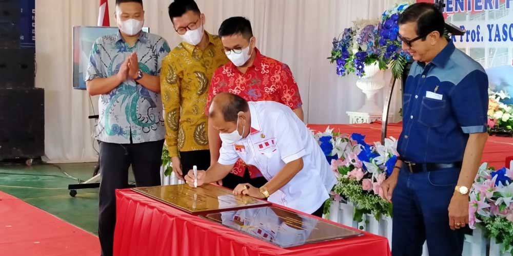 SAKSIKAN: Menkumham RI Yasonna Laoly, Wali Kota Gunungsitoli menandatangani prasasti pada peresmian KM Wira Nauli di Pelabuhan Angin Gunungsitoli.