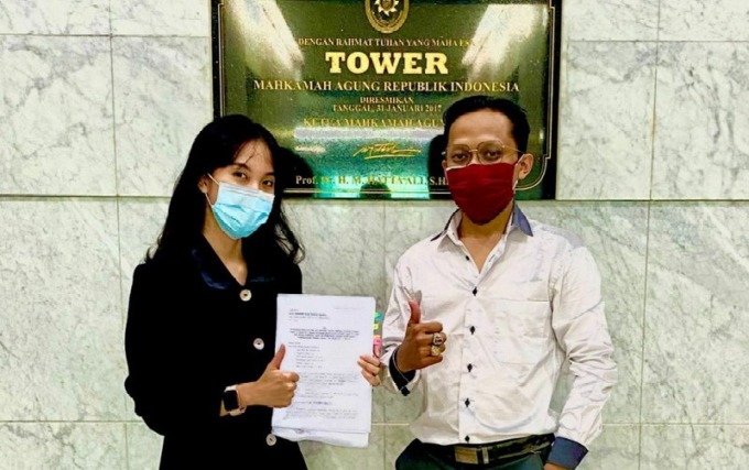 KANDAS: Saka Murti Dwi Sutrisna didampingi kuasa hukumnya saat mendaftarkan judicial review sanksi pidana bagi yang tidak mau divaksin ke MA, beberapa waktu lalu. Akhirnya, gugatan tersebut kandas.