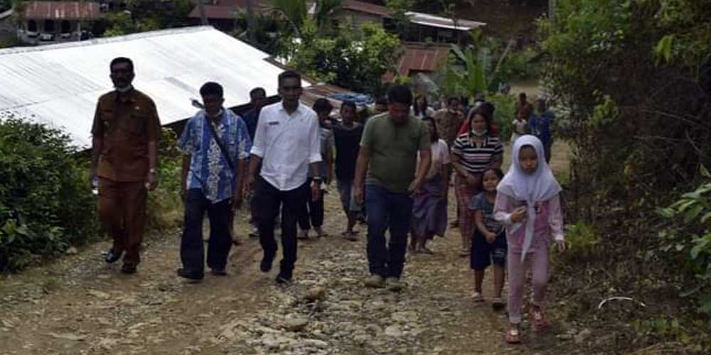 KUNJUNGI: Wabup Karo Theopilus Ginting saat mengunjungi beberapa desa di Kecamatan Laubaleng, Kabupaten Karo.