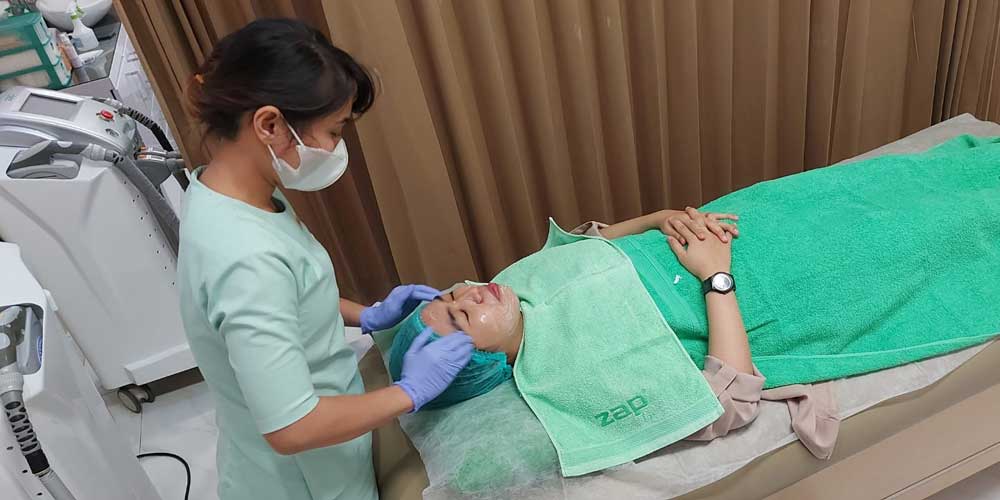 RAWAT: Staf ZAP Clinic melakukan perawatan wajah Teknik IPL pada pasien. Perawatan dengan teknik ini dapat membuat kulit lembab dan kenyal.