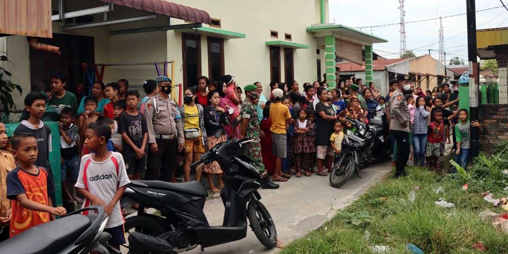 HASIL PENGGEREBEKAN: Polresta Deliserdang menahan lima tersangka dan mengamankan sejumlah barang bukti narkoba dan peralatannya setelah berhasil mengerebek Desa Sekip Kecamatan Lubukpakam, Sabtu (5/2) sekitar pukul 16.00 WIB.