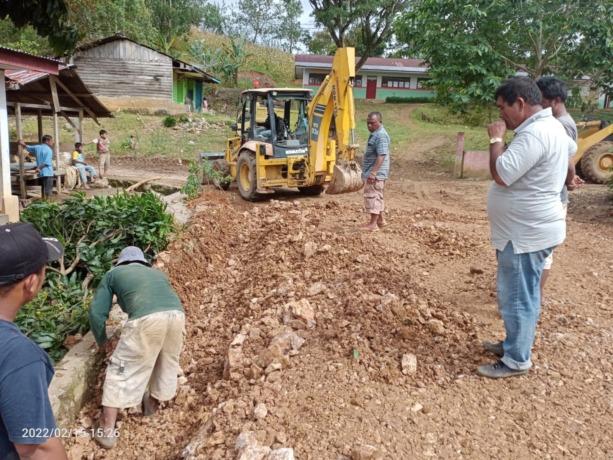 PERBAIKI. Pemkab Dairi melalui BPBD mengerahkan alat berat menutup ubang besar pada badan jalan amblas/berlubang akibat bencana Sinkhole di Desa Kendit Liang, Kecamatan Gunung Sitember, Kabupaten  Dairi.SUMUTPOS.CO/Komimfo Dairi. 