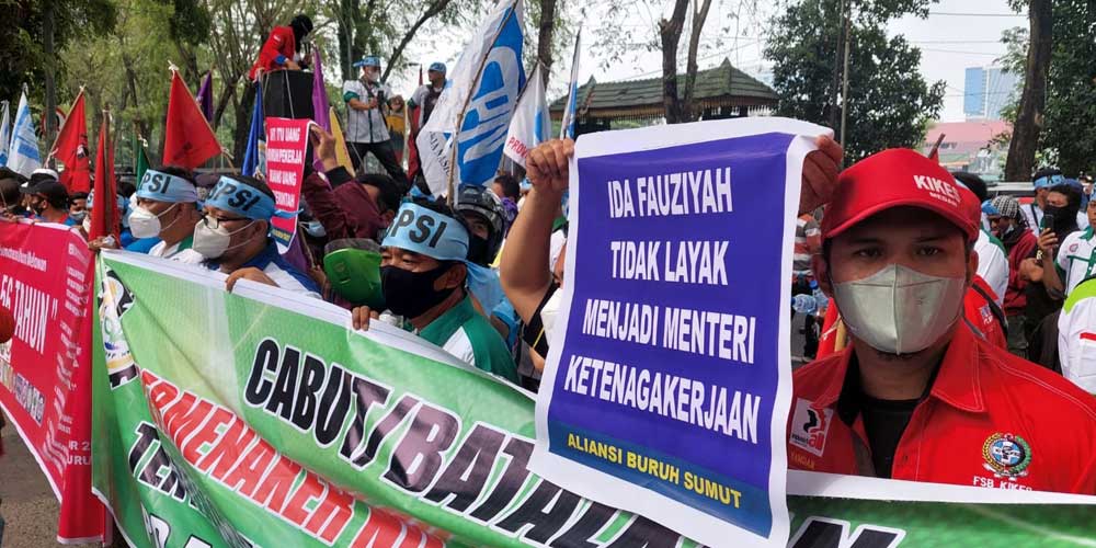 TOLAK: Sejumlah organisasi buruh melakukan aksi menolak Permenaker Nomo2 Tahun 2022 yang mengatur JHT di depan gedung DPRD Sumut, Jalan Imam Bonjol, Medan, Rabu (23/2).BAGUS/sumut pos.