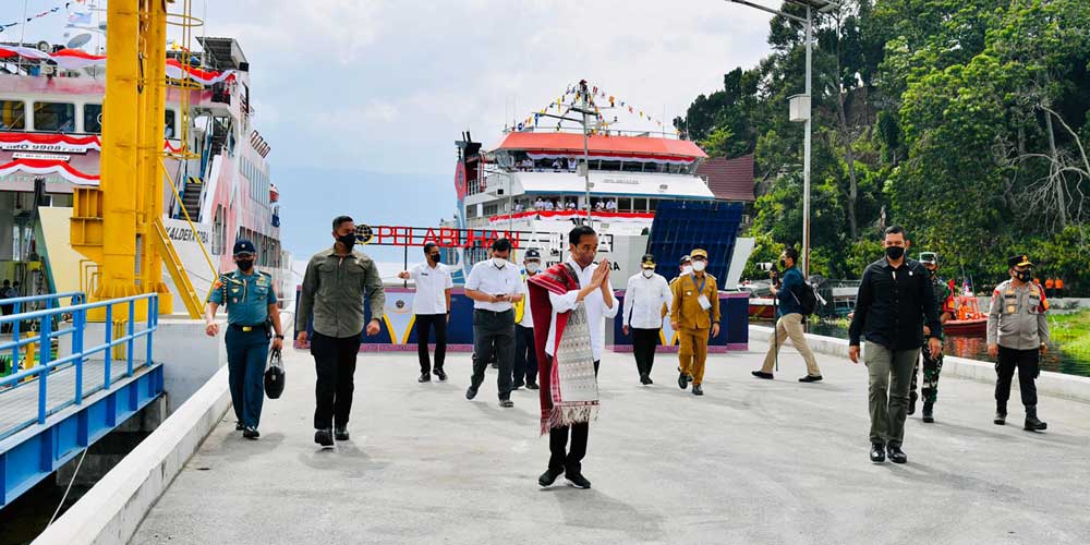 BERUNTUN:  Presiden Joko Widodo memberi salam kepada masyarakat di Pelabuhan Ajibata Kabupaten Toba, yang diresmikannya, Rabu (2/2).