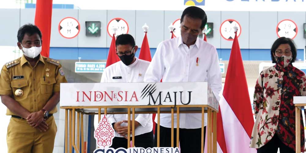 TEKEN: Presiden Jokowi membubuhkan tanda tangan saat meresmikan jalan tol Binjai-Stabat, Jumat (4/10).