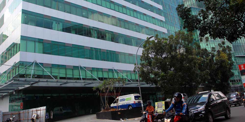 MELINTAS: sejumlah pengendara saat melintas di depan Gedung Rumah Sakit Siloam Medan, belum lama ini. Sebanyak 7 rumah sakit di Kota Medan diusul menjadi medical tourism.